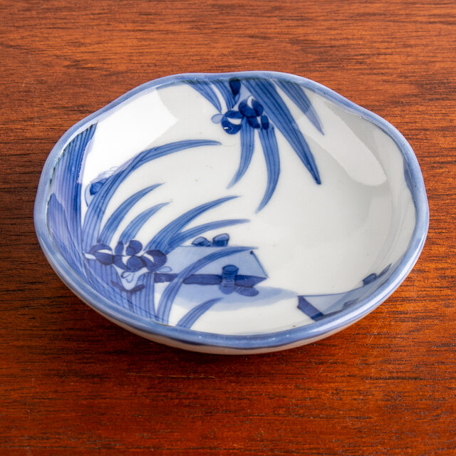 古伊万里 染付菖蒲文 小皿 明治時代 D587 | iichi 日々の暮らし