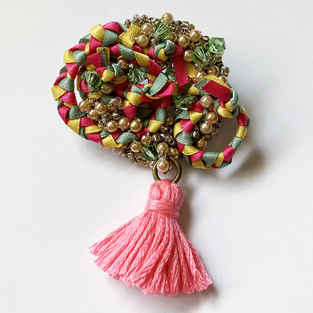 紅女　joncher　ビーズリボンタッセルくるくるブローチ（ピンクグリーン）