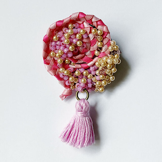 紅女　joncher　ビーズリボンタッセルくるくるブローチ（ピンク）