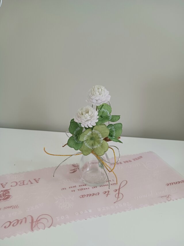 染め布花☆しろつめくさと四つ葉のクローバーの花飾り