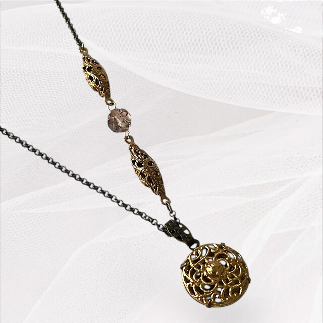 チェコガラス ボタン ネックレス 〜バラのフィリグリー 〜 チェコバラビーズ