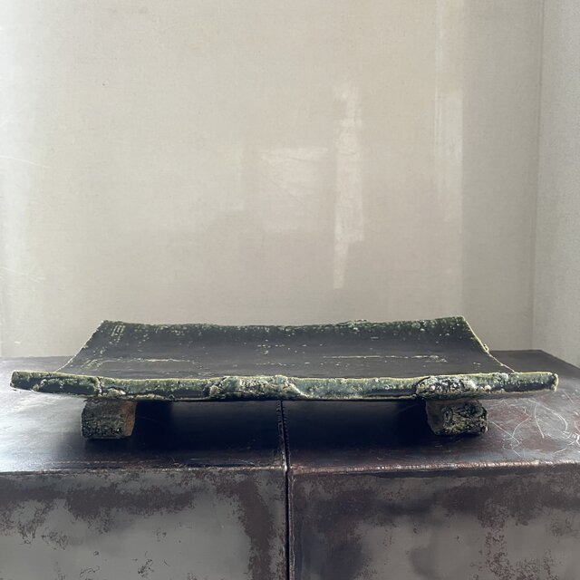 足付き板皿 織部釉 | iichi 日々の暮らしを心地よくするハンドメイドや