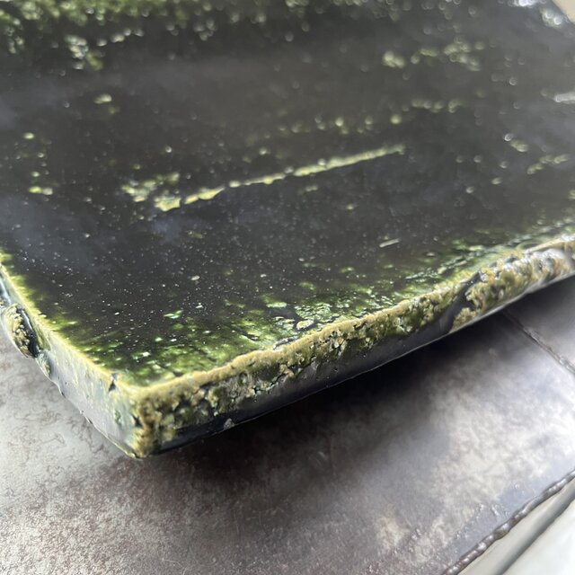 足付き板皿 織部釉 | iichi 日々の暮らしを心地よくするハンドメイドや