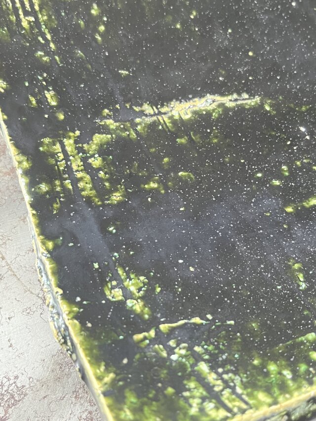 足付き板皿 織部釉 | iichi 日々の暮らしを心地よくするハンドメイドや