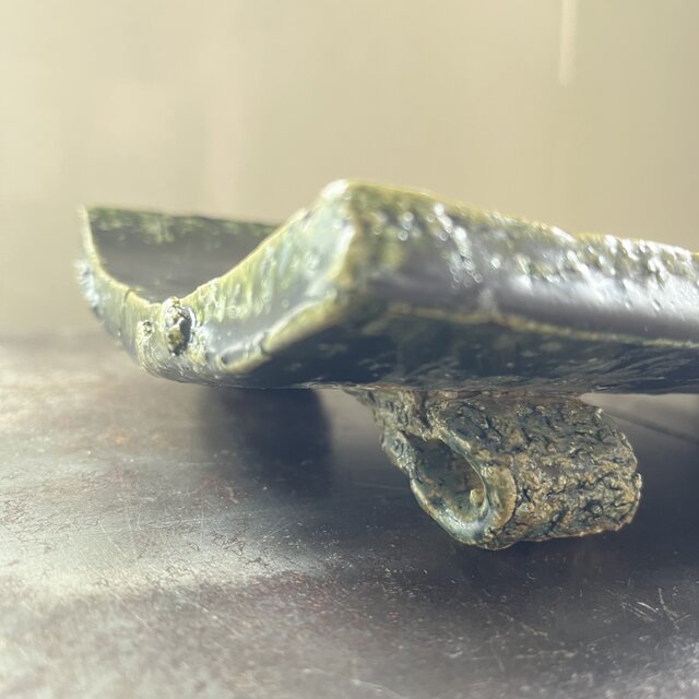 足付き板皿 織部釉 | iichi 日々の暮らしを心地よくするハンドメイドや