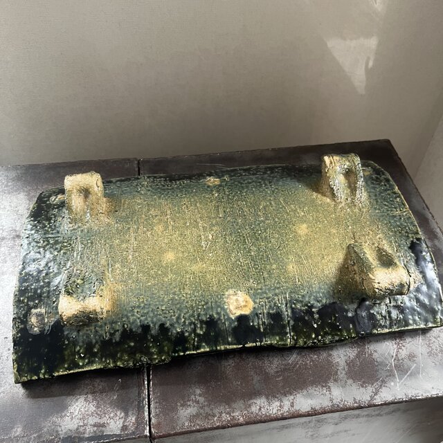 足付き板皿 織部釉 | iichi 日々の暮らしを心地よくするハンドメイドや