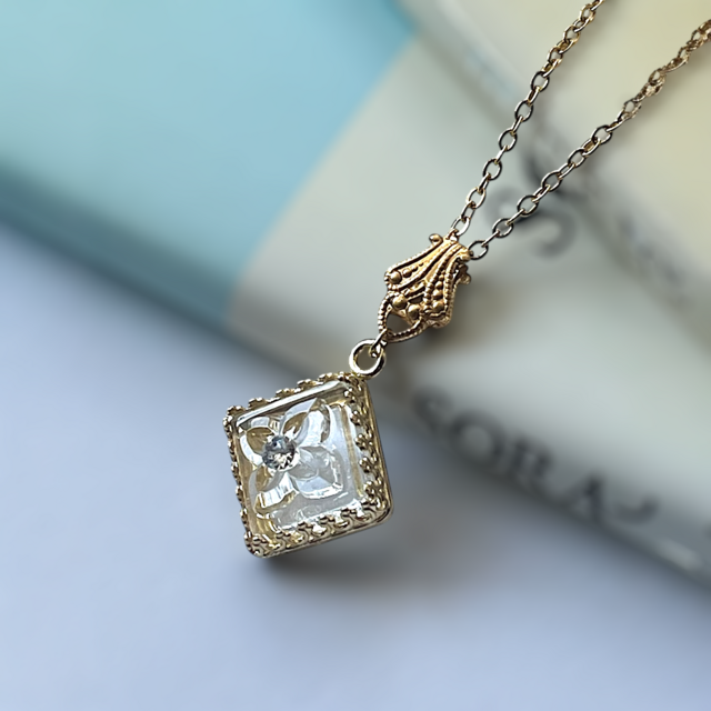 ヴィンテージ ガラス ネックレス 〜クリアフラワー〜 JBB クラウン