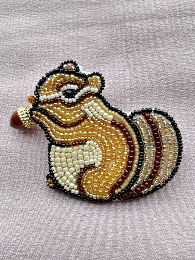 シマリスのブローチ