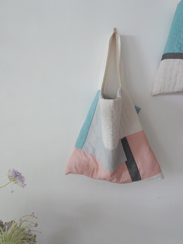 ハンドメイド　パッチワーク　キルト　バック 新品☆パッチワーク・キルト☆100%ハンドメイド パッチワーク