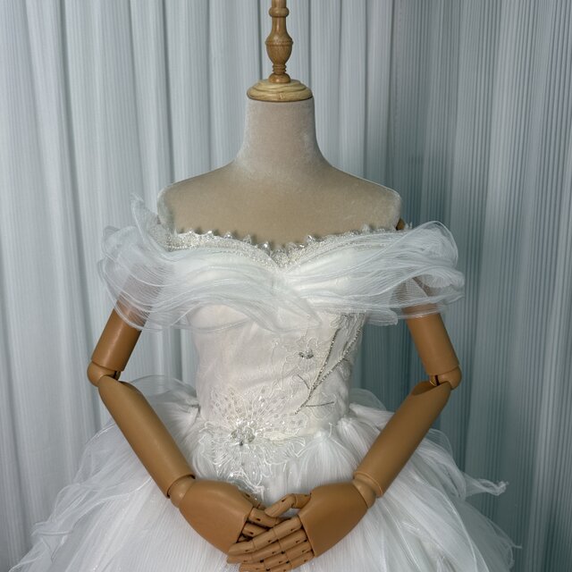 オフショルダー フリル ホワイトウェディングドレス 前撮り フランス風