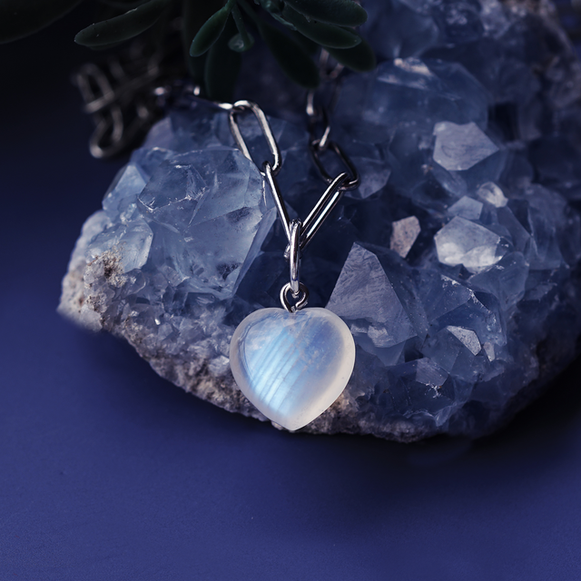 大粒ロイヤルブルームーンストーンのハートとサージカルステンレスのネックレス　～清（さや）か