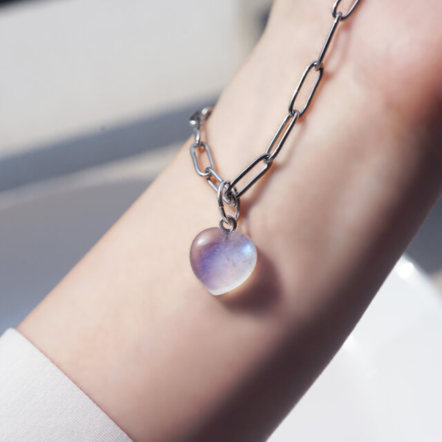 大粒ロイヤルブルームーンストーンのハートとサージカルステンレスの