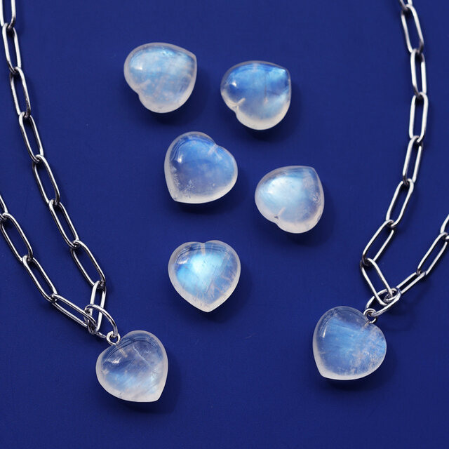 大粒ロイヤルブルームーンストーンのハートとサージカルステンレスの