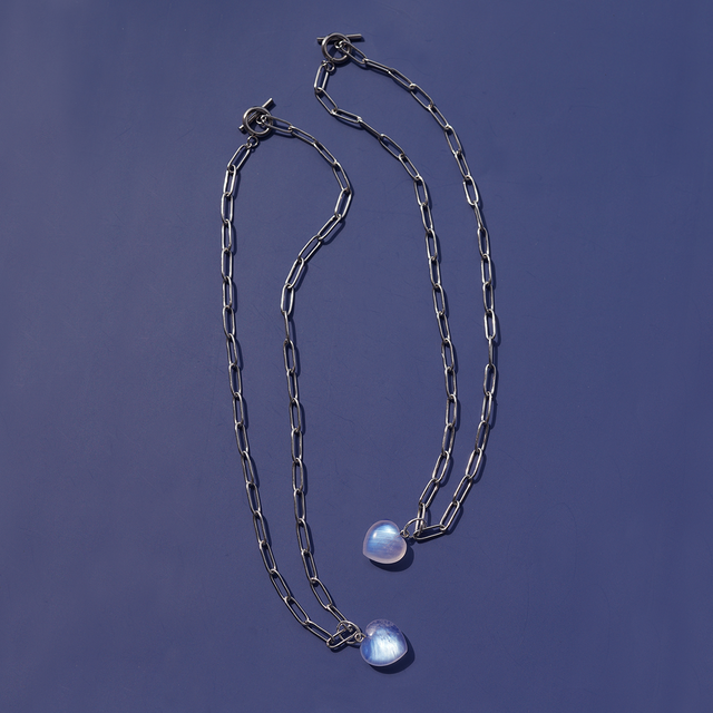 大粒ロイヤルブルームーンストーンのハートとサージカルステンレスの