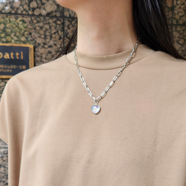 大粒ロイヤルブルームーンストーンのハートとサージカルステンレスの