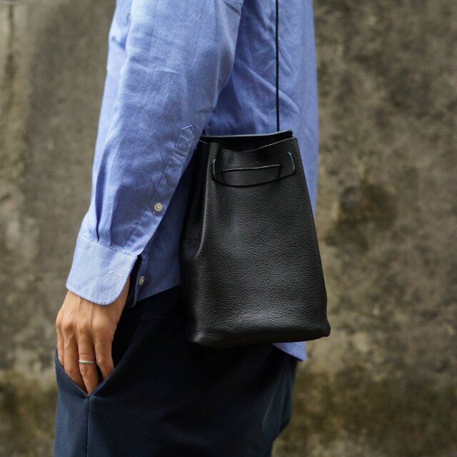 オールブラックの本革　巾着サコッシュバッグ　シュリンクレザー 肩掛け、手提げ、斜めがけの3way　ブラック