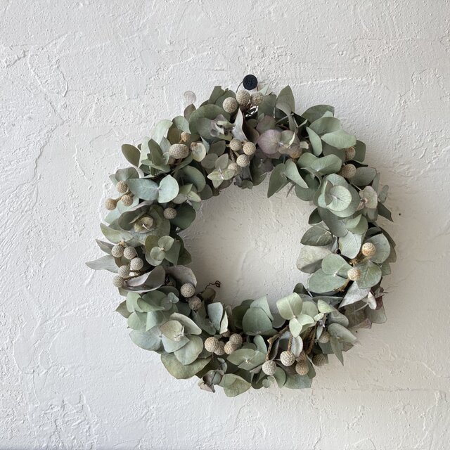 季節に関係なく長く飾れる！ユーカリのシンプルリース20〜実ものを合わせて〜