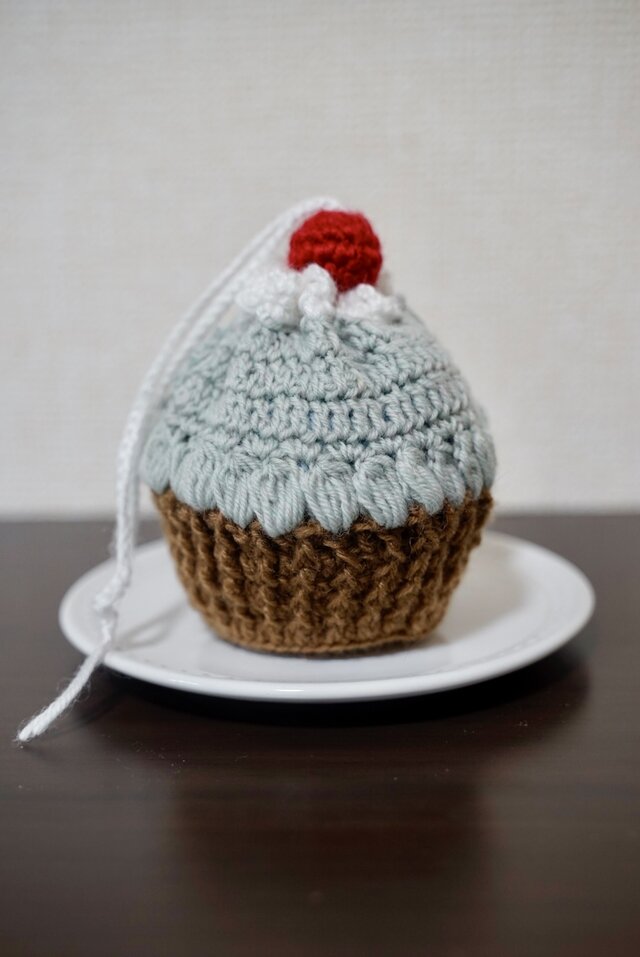 【オーダーOK】いちごカップケーキの巾着袋 かぎ編み スイーツ プチギフト