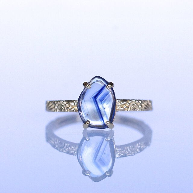 サファイア（成長線入り）K18リング GRADINA(グラディナ）[G102]