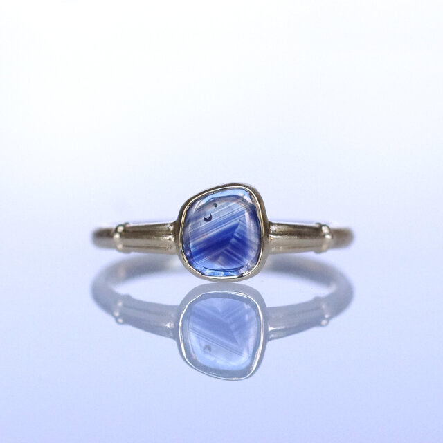 サファイア（成長線入り）K18リング TRIJE(トリジェ）[T018]