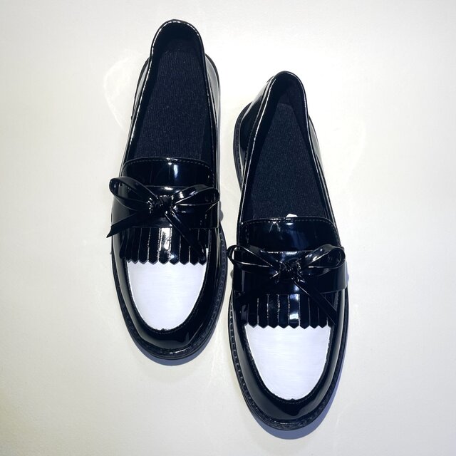 華奢なリボンが可愛いバイカラーキルトローファー (エナメルブラック x マットホワイト)