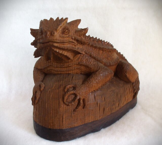 ◇ツノトカゲの木彫り置物◇ | iichi 日々の暮らしを心地よくする