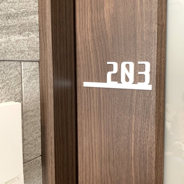 【送料無料】ルームナンバーサインWhiteカラー部屋番号プレート ドアプレート 扉番号 ホテル ハウス番号 表札 標札