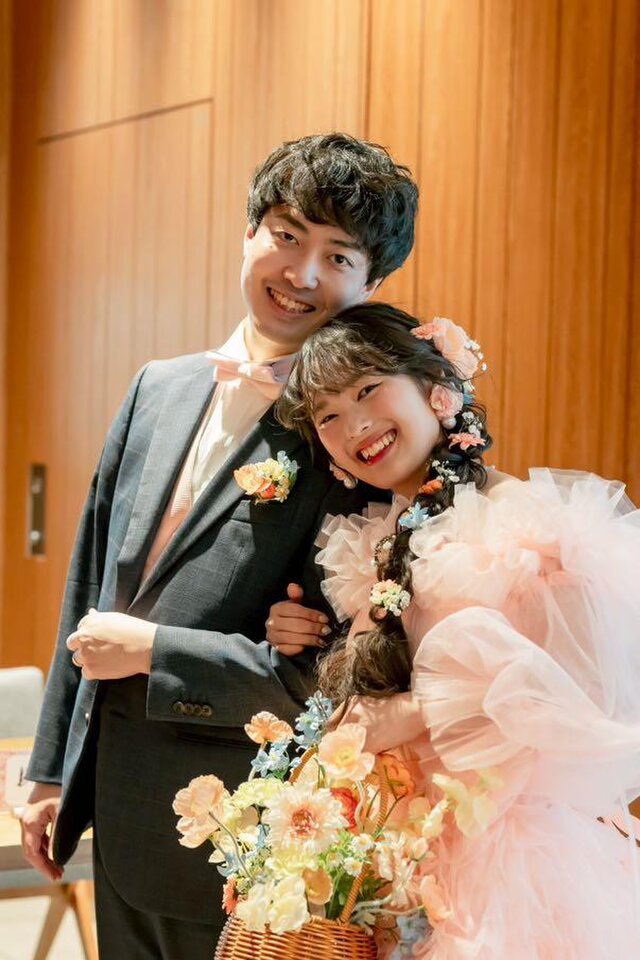 実例写真！カラードレス オフショルダー コーラルピンク 柔らかく重ね