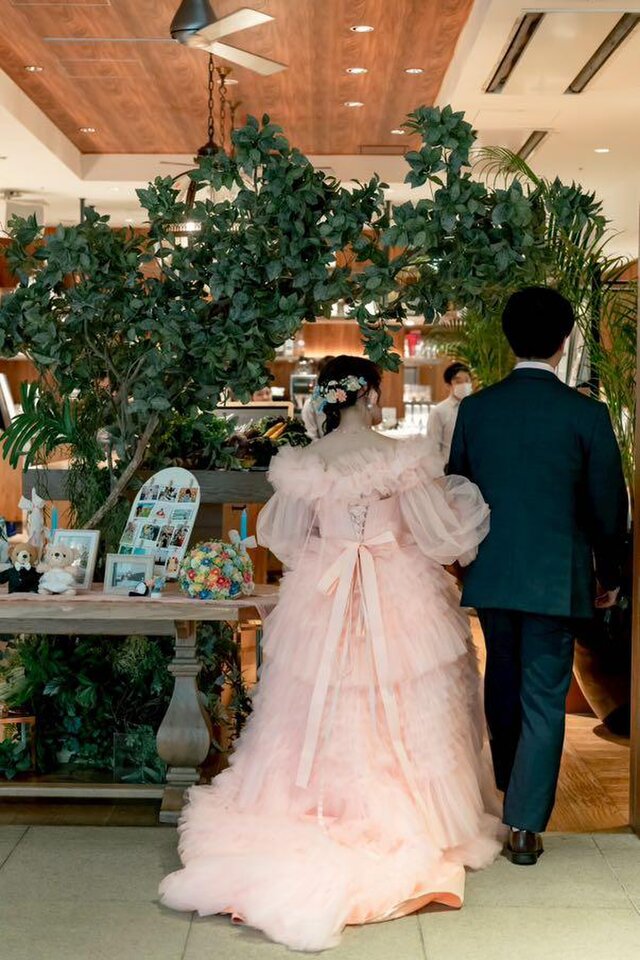 実例写真！カラードレス オフショルダー コーラルピンク 柔らかく重ね