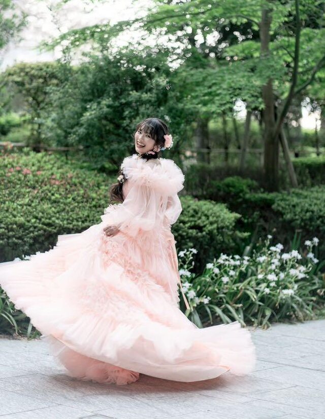 実例写真！カラードレス オフショルダー コーラルピンク 柔らかく重ね