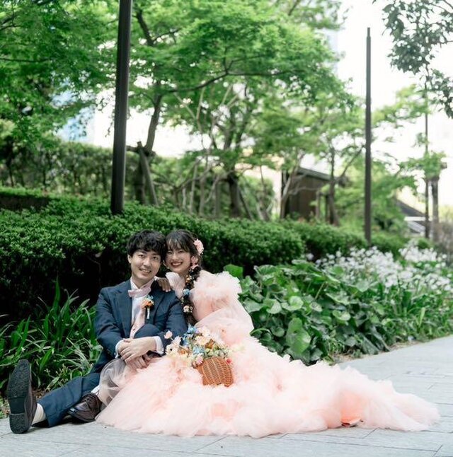 実例写真！カラードレス オフショルダー コーラルピンク 柔らかく重ね