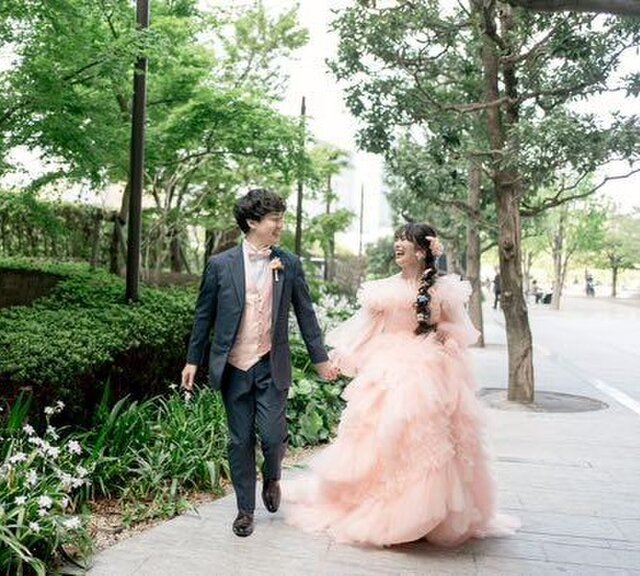 オフショルダー チュールウエディングドレス 前撮り フォト 実例写真！カラードレス オフショルダー コーラルピンク