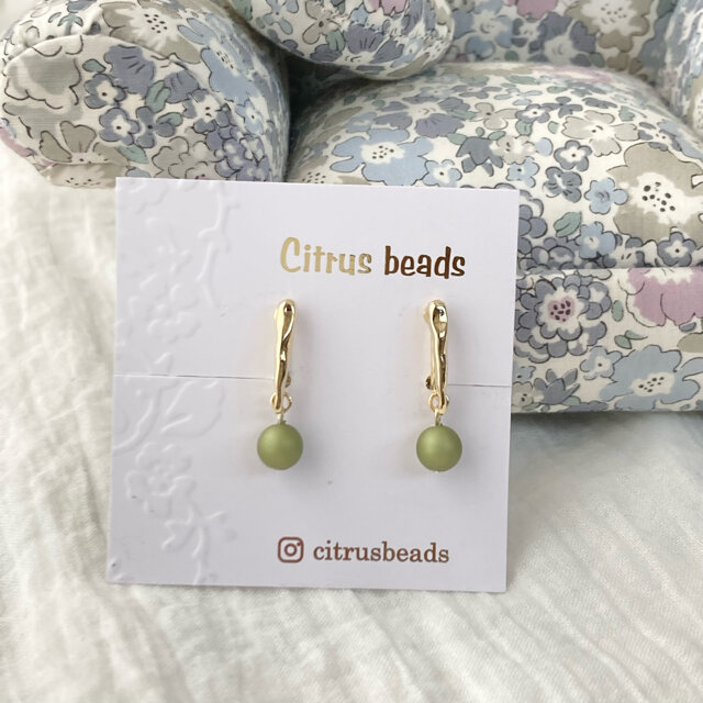 とろりと流れるメタルと、ツヤ消しマットな鶯（うぐいす）色パール１粒イヤリング No.C816