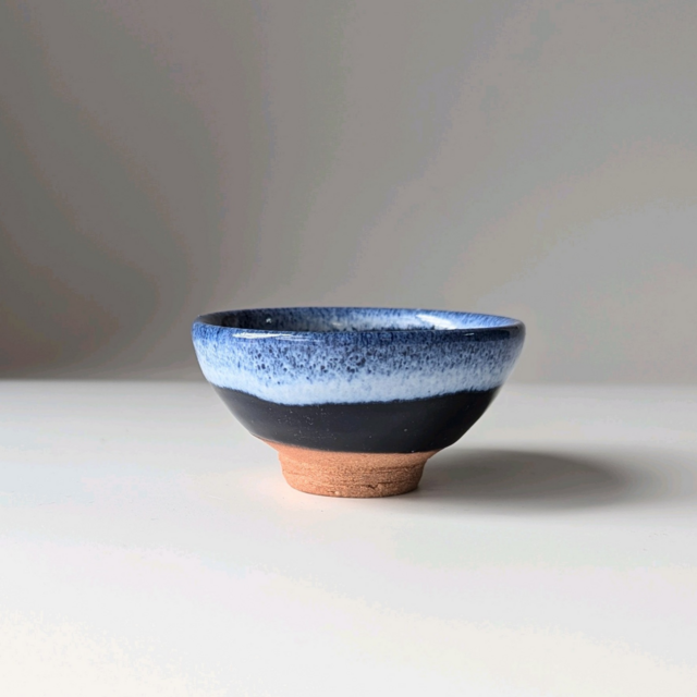 瑠璃色のぐい呑み 【手仕事 民藝 和 陶器】 | iichi 日々の