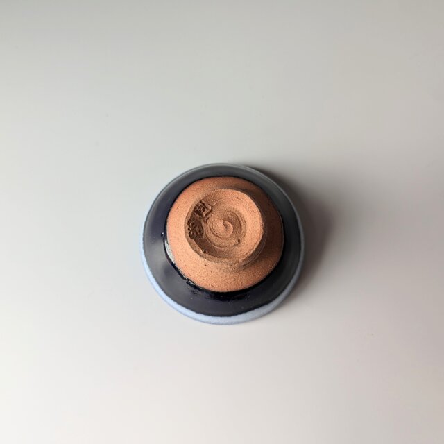 珉平焼 瑠璃釉 ぐい呑み 酒器 盃 古道具 アンティーク 瑠璃色のぐい呑み 【手仕事 民藝 和 陶器】 | iichi 日々の