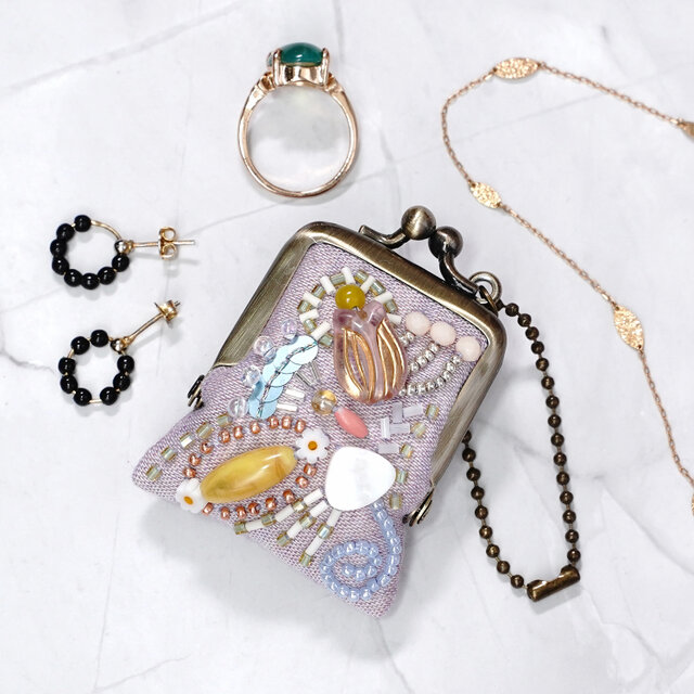 ネックレスにも、バッグチャームにも、小さな小さなビーズ刺繍のがま口 62 パープル　ガーゼ　アクセサリーケース