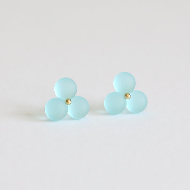 フロストガラス＊3粒 涼やかブルー＊夏色／樹脂ポストピアス