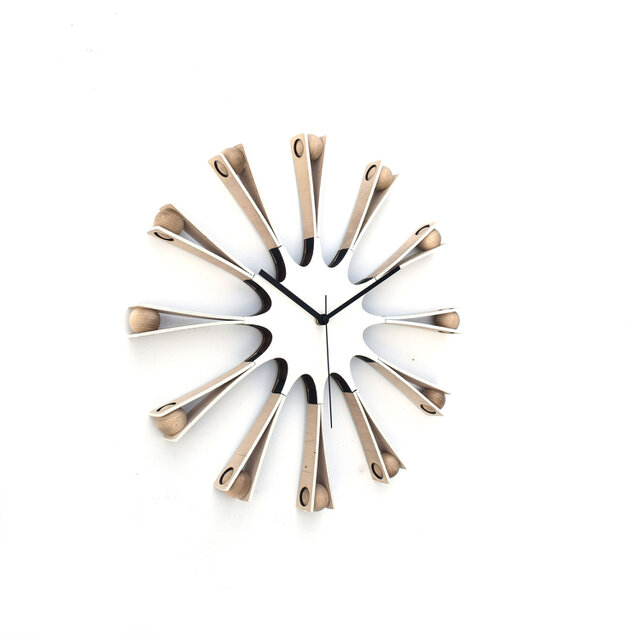 Juggler - 曲げた合板と木のボールで作られた手作りの幾何学的な壁掛け時計