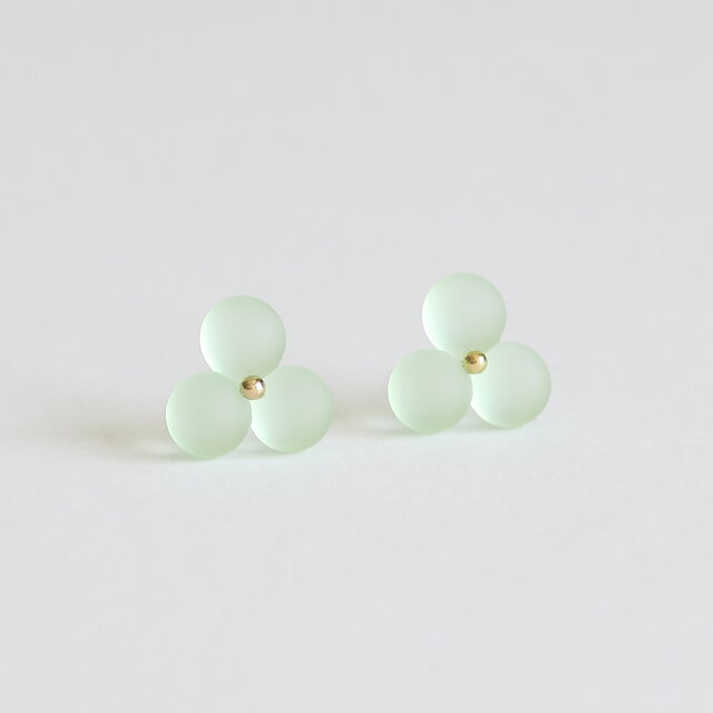 フロストガラス＊3粒 爽やかグリーン＊夏色／樹脂ポストピアス