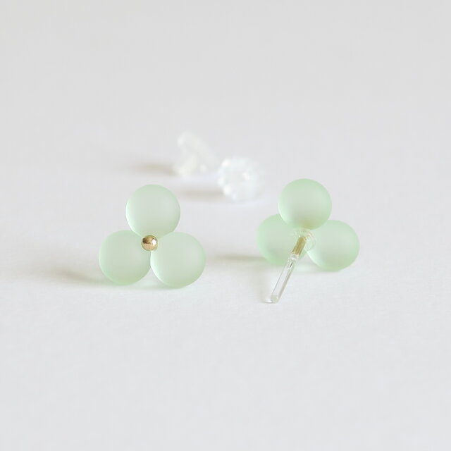フロストガラス＊3粒 爽やかグリーン＊夏色／樹脂ポストピアス | iichi