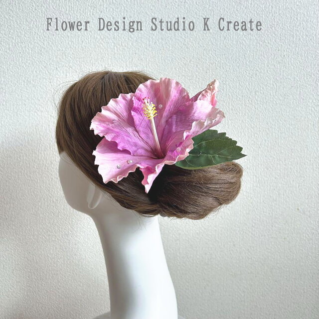 ピンクのハイビスカスと蕾と葉っぱの髪飾り　フラダンス　ハイビスカス　Hula　ピンク　フラ　髪飾り　ヘッドピース