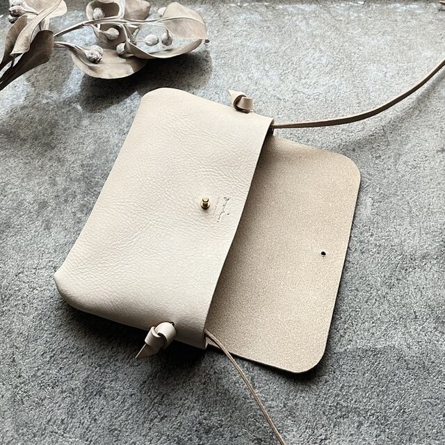 ⭕️あけみ⭐️⭕️ポシェット付き⭐️ （Ｆ）サイズ⭐️（新品） レザーポシェット / スマホポシェット ˗ˏˋflapˎˊ˗ ALASKA / アイボリー