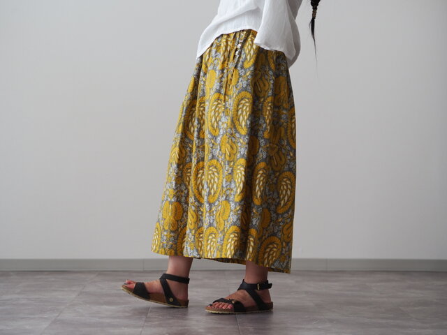 サイドの貝ボタンがポイント/ペイズリー柄ロングスカート | iichi 日々