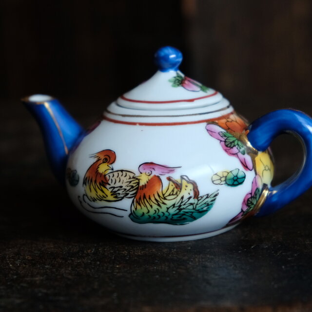 水鳥と桃◇ 未使用品 中国産 色絵金彩小ぶり急須 器 煎茶茶器 チャイナ