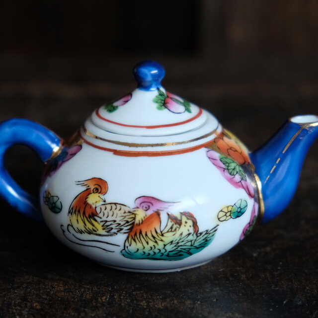 水鳥と桃◇ 未使用品 中国産 色絵金彩小ぶり急須 器 煎茶茶器 チャイナ
