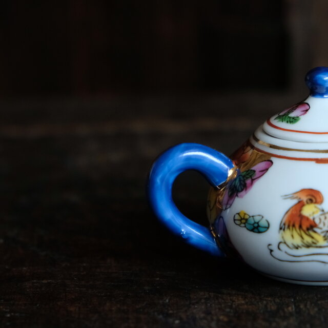 水鳥と桃◇ 未使用品 中国産 色絵金彩小ぶり急須 器 煎茶茶器 チャイナ