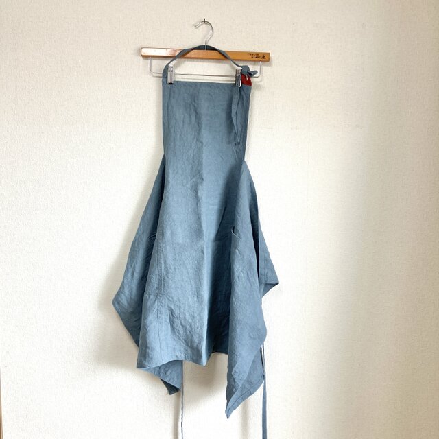 小柄なあなたに贈るベルギーリネンの華やぎワークエプロン　スモールサイズ　程よい厚みの25番手　サックス×肩紐ダークレッド