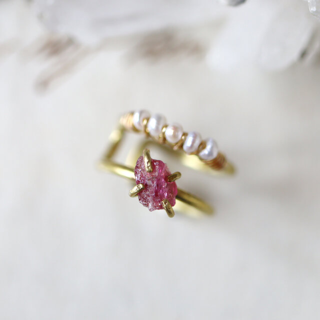 原石ピンクトルマリンとパールの2連イヤーカフ