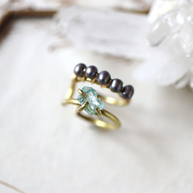 原石アパタイトとグレーパールの2連イヤーカフ