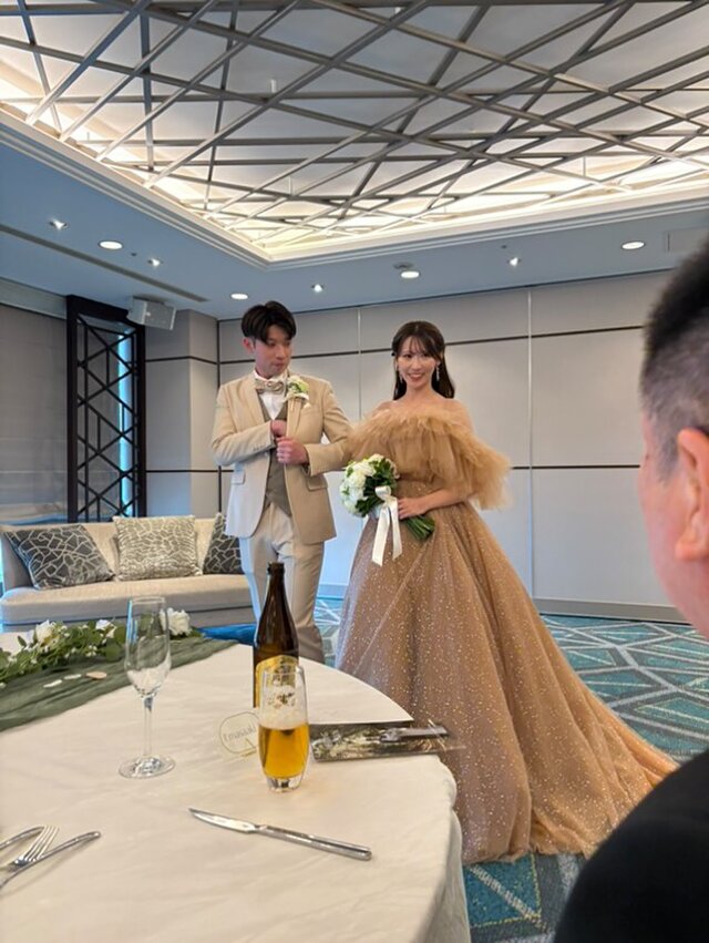 実例写真！優しい カラードレス オフショルダー シャンパン色 キラキラ